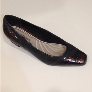 Easy Street Brown Pump